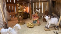 Weihnachtskrippe mit Spitzdach