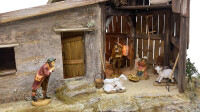 Weihnachtskrippe mit Spitzdach