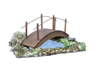 Teich mit Brücke und Uferand