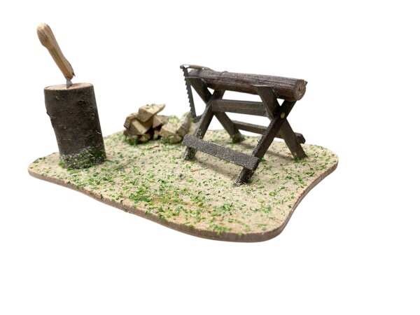 Holzplatz mit Beil und Sägebock
